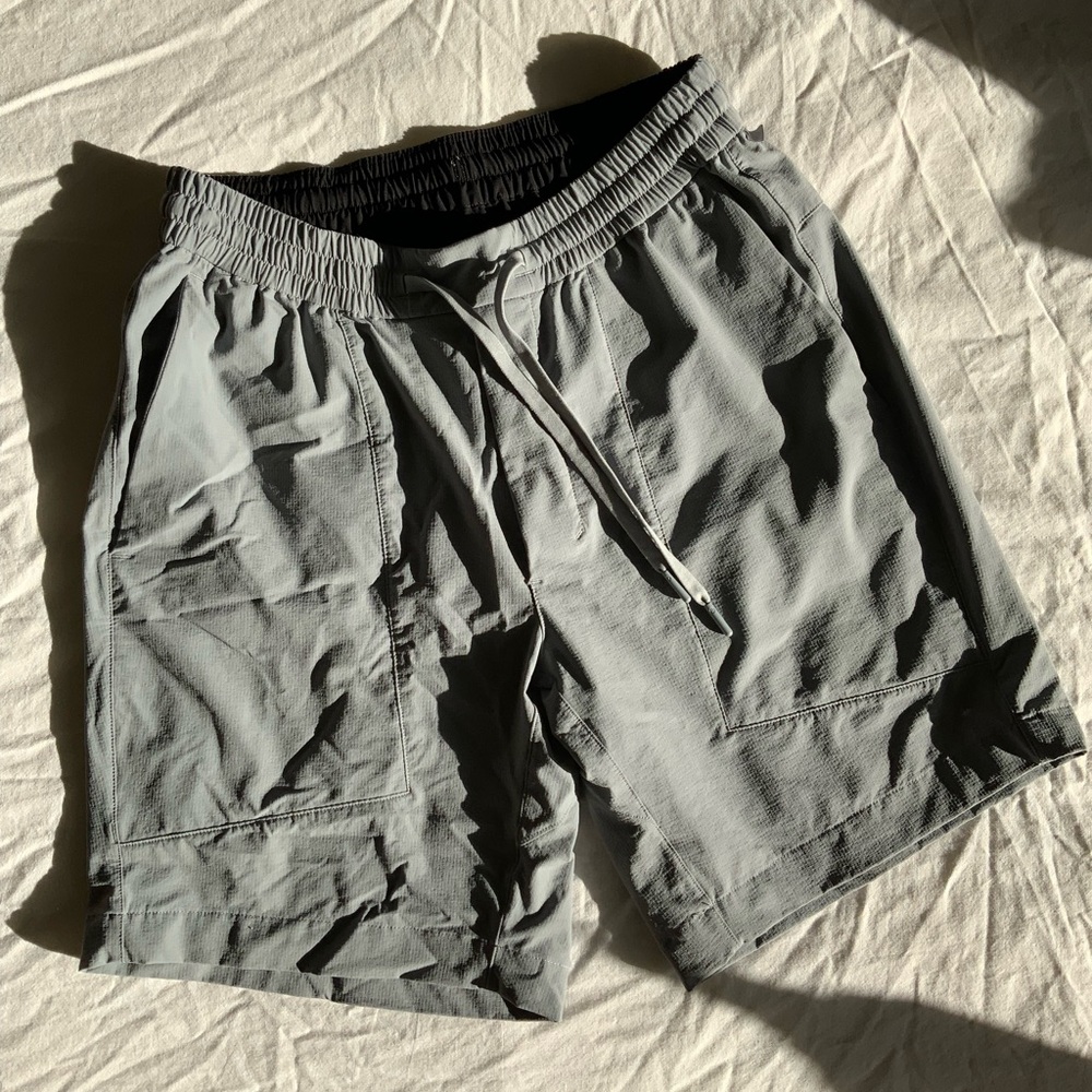 7 inch Bowline Lululemon grey/blue shorts